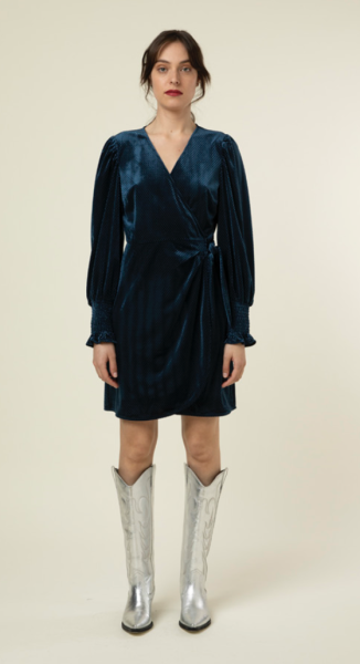 FRNCH: Modell 'Bakhta Robe - Vert Canard'
