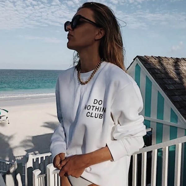 On Vacation: Modell 'Do Nothing Club Sweater - White'