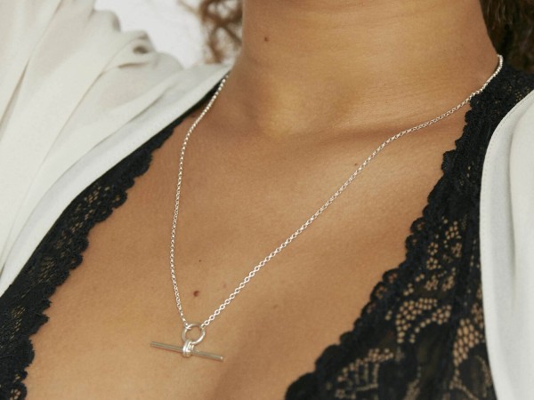 Wild Fawn: Modell 'Balanced bar necklace'