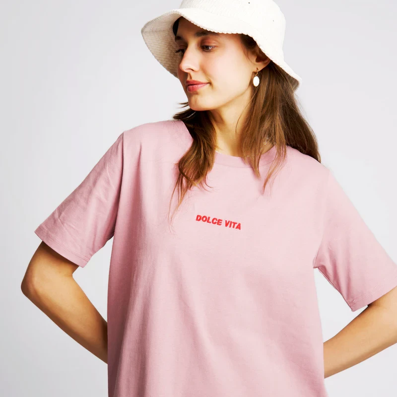 On Vacation: Modell 'Dolce Vita T-Shirt Dress - Light Pink'