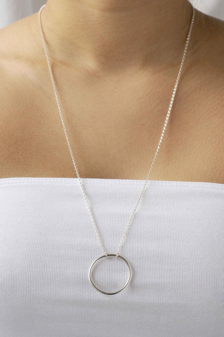 Wild Fawn: Modell 'Long Circle necklace'