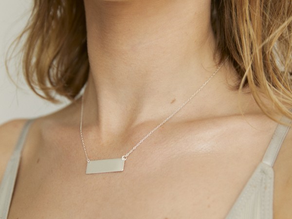 Wild Fawn: Modell 'Bold Rectangle Pendant Necklace - Silver'