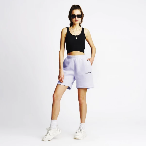 On Vacation: Modell 'Palm Logo Sweat Shorts- Light Purple'