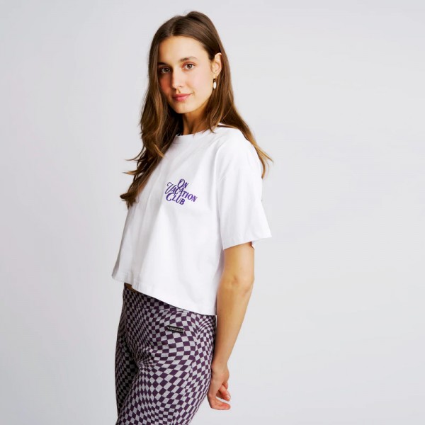 On Vacation Club: Modell 'Calligraphy Cropped Top - White'