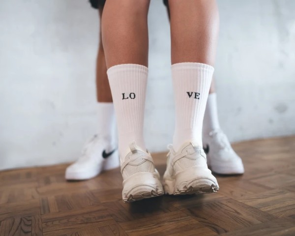 Arrel: Modell 'Statement Socken - LO VE'