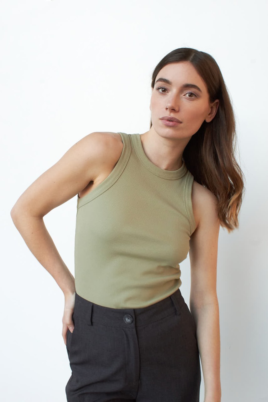 Withblack: Modell 'Tank Top - Dusty Green'