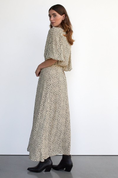 WithBlack: Modell 'Wblfeline Wrap Maxi Dress - Ditsy Leaves | Beige'