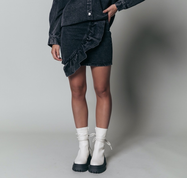 Colourful Rebel: Modell 'Yolene Acid Wash Ruffle Skirt - Grey'