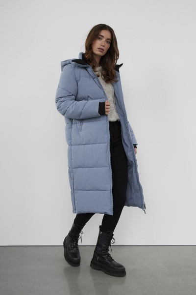 WithBlack: Modell 'Glorian Long Puffer Coat - Coronet Blue'