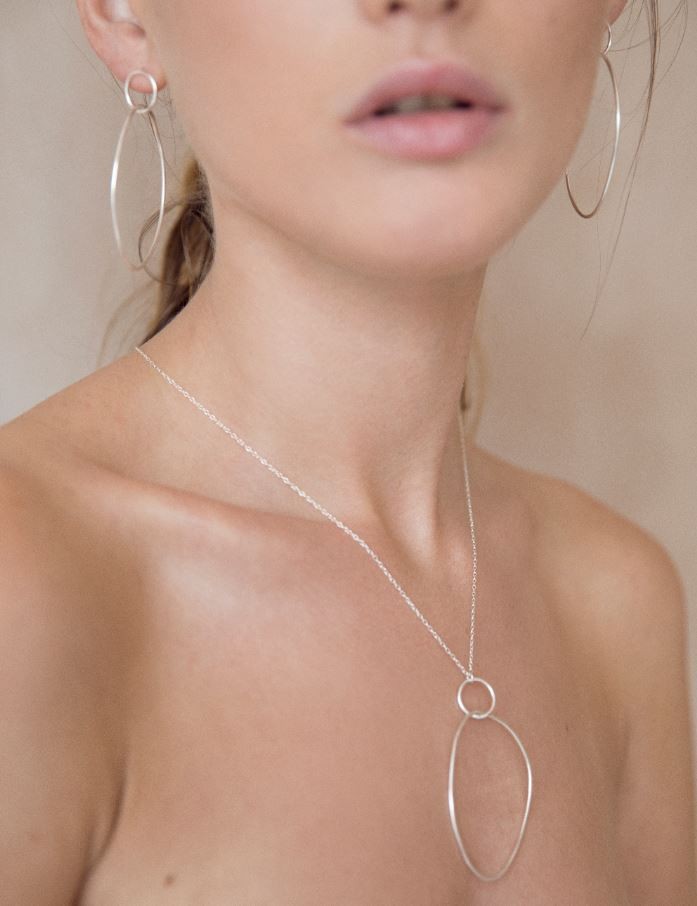 Wild Fawn: Modell 'Oval Drop Necklace - Silver'