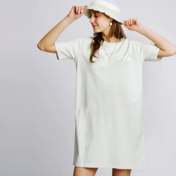 On Vacation: Modell 'Calligraphy T-Shirt Dress - Green'