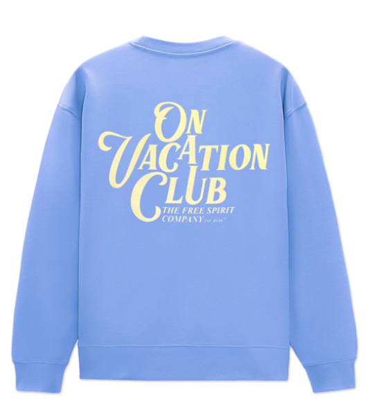 On Vacation: Modell 'Calligraphy Sweater - Light Blue'